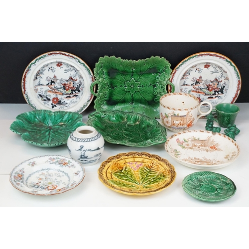 102 - Mixed early 20th century ceramics to include majolica leaf plates in various sizes and cup, one Wedg... 