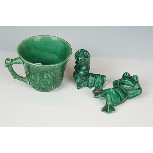 102 - Mixed early 20th century ceramics to include majolica leaf plates in various sizes and cup, one Wedg... 