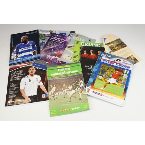 354 - A collection of football programmes to include Manchester United, Reading, Southampton, Celtic ...et... 