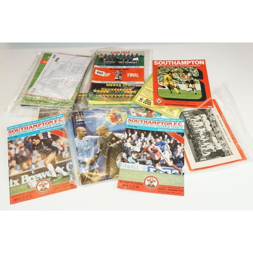 354 - A collection of football programmes to include Manchester United, Reading, Southampton, Celtic ...et... 