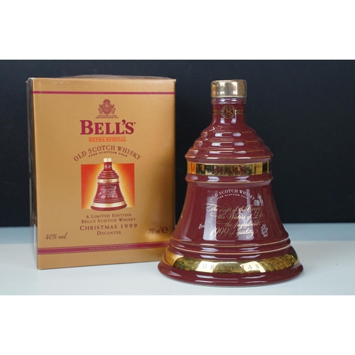 422 - Alcohol - Bell's Extra Special Old Scotch Whisky, a Limited Edition Christmas 2000 decanter, aged 8 ... 