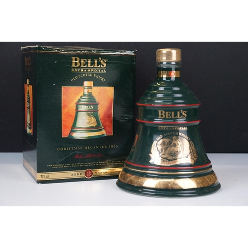 422 - Alcohol - Bell's Extra Special Old Scotch Whisky, a Limited Edition Christmas 2000 decanter, aged 8 ... 