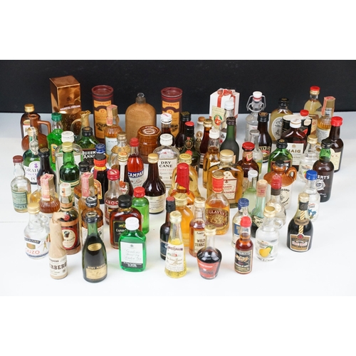 424 - Alcohol - collection of miniatures, to include: 2 x Glenmorangie, 10 years old Single Highland Malt ... 