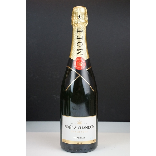 433 - Alcohol - five bottles of champage, comprising: Moet & Chandon Imperial Brut, 750ml, Moet & Chandon ... 