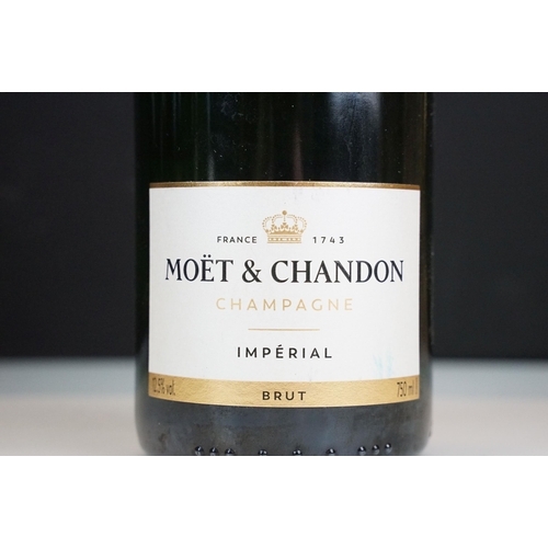 433 - Alcohol - five bottles of champage, comprising: Moet & Chandon Imperial Brut, 750ml, Moet & Chandon ... 