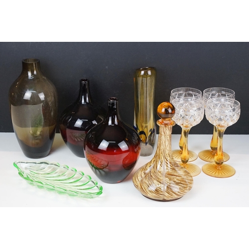 95 - Collection of glass to include a A Jablonski studio glass vase signed to base, handmade Homer vase, ... 