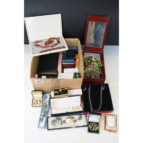 285 - A large collection of vintage and contemporary costume jewellery contained within jewellery boxes an... 