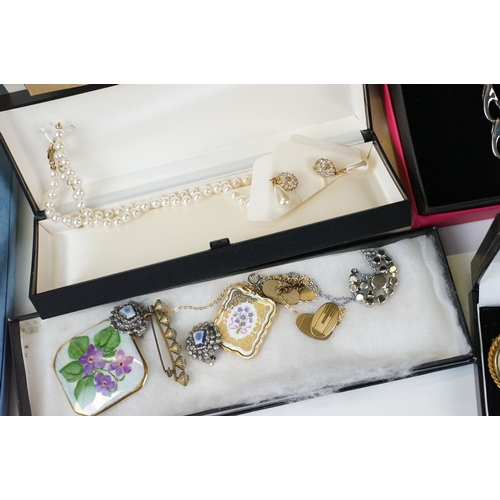 285 - A large collection of vintage and contemporary costume jewellery contained within jewellery boxes an... 