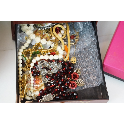 285 - A large collection of vintage and contemporary costume jewellery contained within jewellery boxes an... 