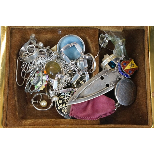 286 - A collection of vintage and contemporary costume jewellery to include necklaces, bracelets, earrings... 