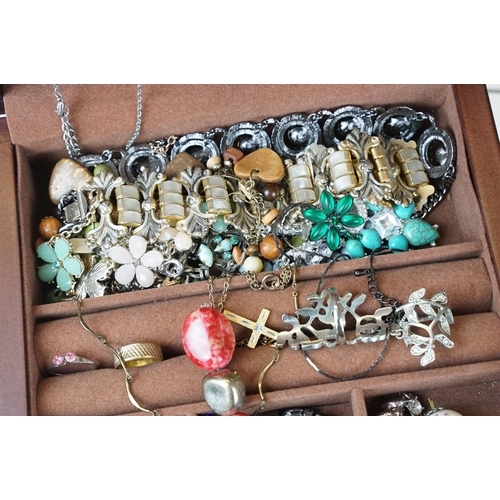 286 - A collection of vintage and contemporary costume jewellery to include necklaces, bracelets, earrings... 