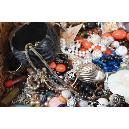 286 - A collection of vintage and contemporary costume jewellery to include necklaces, bracelets, earrings... 