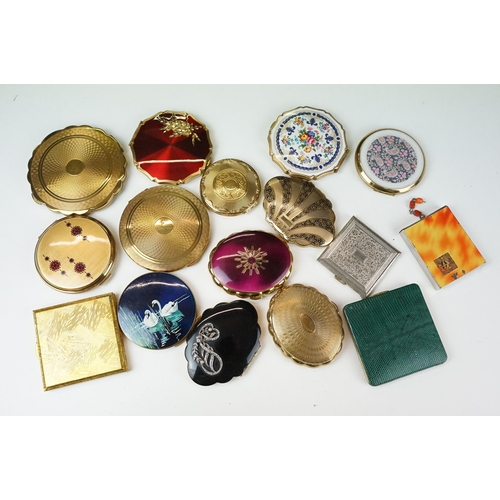 287 - A collection of approx twenty vintage mid 20th century powder compacts to include Stratton examples.