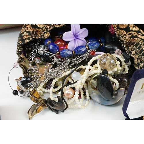 288 - A collection of vintage and contemporary costume jewellery to include necklaces, bracelets, earrings... 