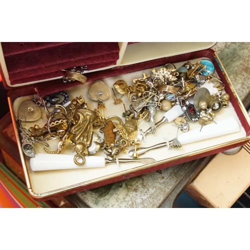 288 - A collection of vintage and contemporary costume jewellery to include necklaces, bracelets, earrings... 