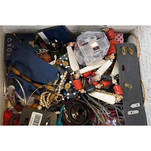 293 - Box of assorted fashion and costume jewellery