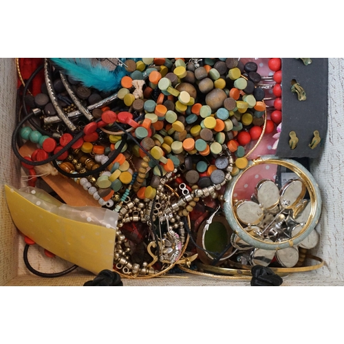 293 - Box of assorted fashion and costume jewellery