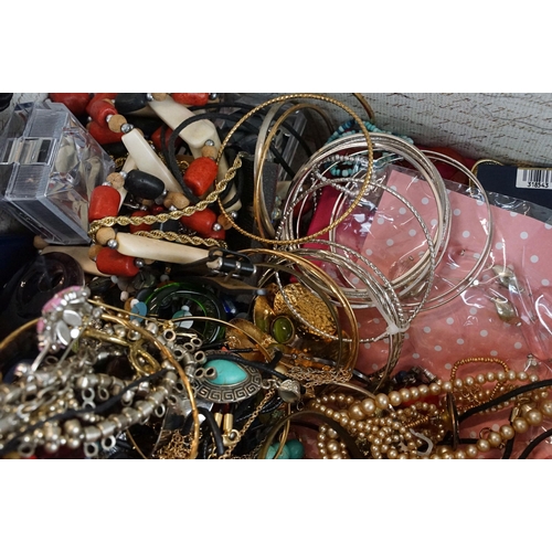 293 - Box of assorted fashion and costume jewellery