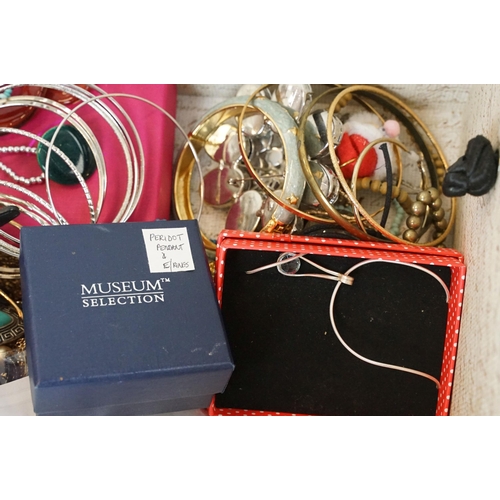 293 - Box of assorted fashion and costume jewellery