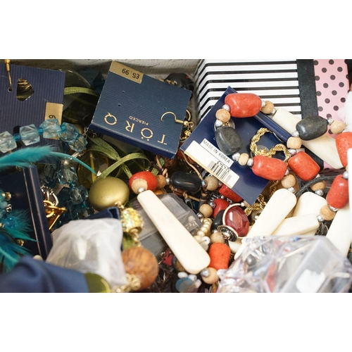 293 - Box of assorted fashion and costume jewellery