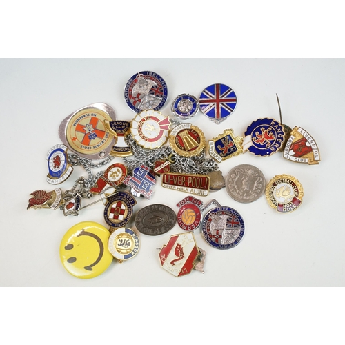 297 - A collection of vintage and contemporary pin badges to include a selection of football team enamel e... 