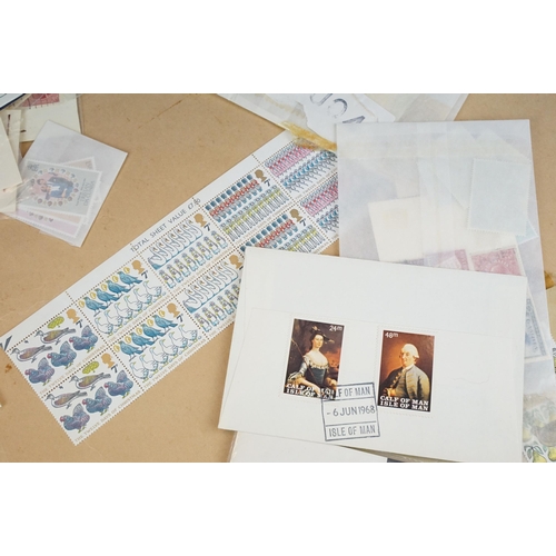 301 - A small collection of British and world stamps to include mint and commemorative examples.