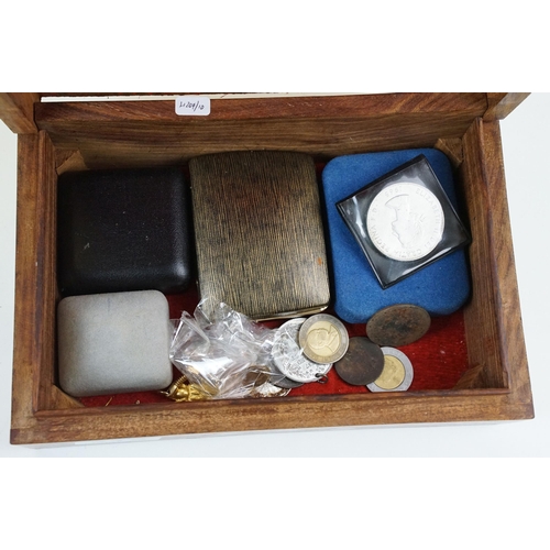 318 - A jewellery box and tin of mixed costume and fine jewellery to include silver examples and powder co... 