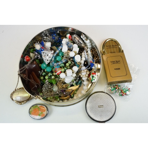 318 - A jewellery box and tin of mixed costume and fine jewellery to include silver examples and powder co... 