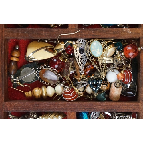 318 - A jewellery box and tin of mixed costume and fine jewellery to include silver examples and powder co... 