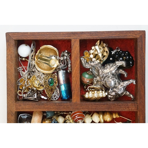 318 - A jewellery box and tin of mixed costume and fine jewellery to include silver examples and powder co... 