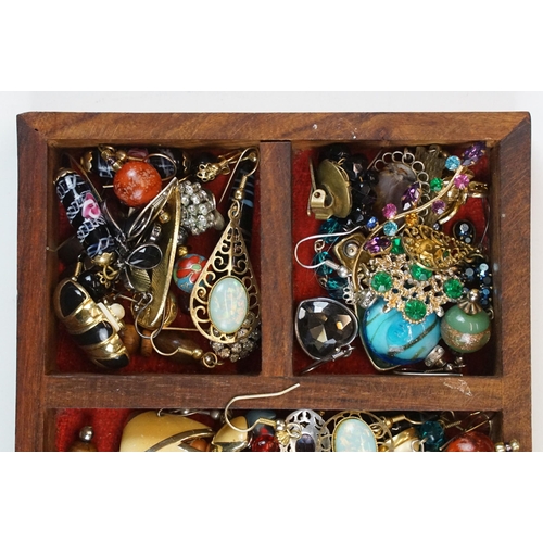 318 - A jewellery box and tin of mixed costume and fine jewellery to include silver examples and powder co... 