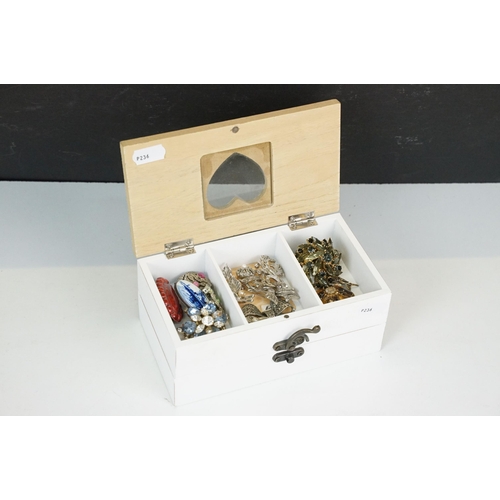 320 - A collection of vintage brooches to include gold tone examples within a wooden box.