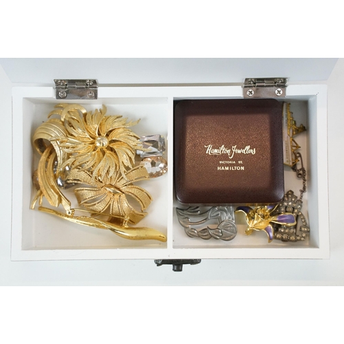 320 - A collection of vintage brooches to include gold tone examples within a wooden box.