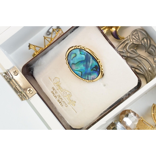 320 - A collection of vintage brooches to include gold tone examples within a wooden box.