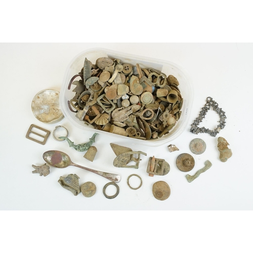 325 - A collection of mixed metal detecting finds to include lead figures, buttons, bullets, thimble...etc... 