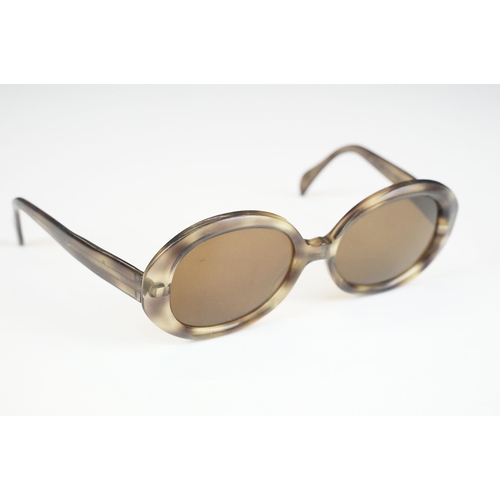 264 - Two pairs of vintage sunglasses to include Rayban and Metzler examples.