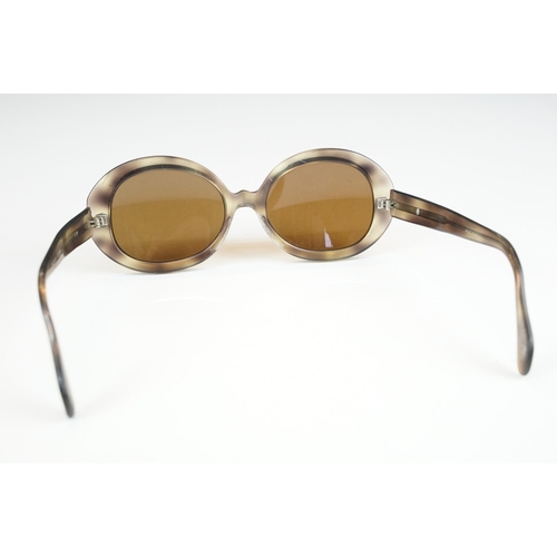 264 - Two pairs of vintage sunglasses to include Rayban and Metzler examples.