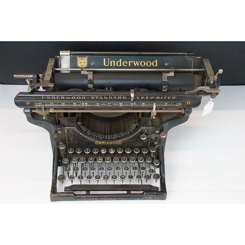 386 - A vintage early 20th centruy Underwood standard typewriter.