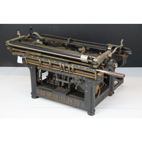 386 - A vintage early 20th centruy Underwood standard typewriter.