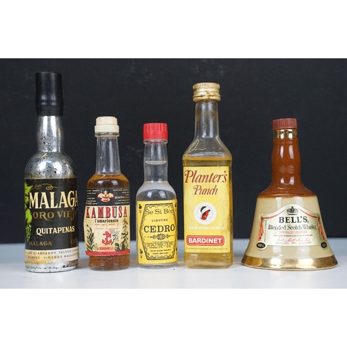 434 - Alcohol - collection of alcohol miniatures (1 box)