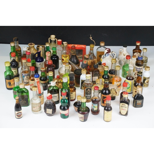 437 - Alcohol - Collection of alcohol miniatures (1 box)