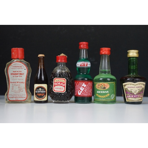 437 - Alcohol - Collection of alcohol miniatures (1 box)