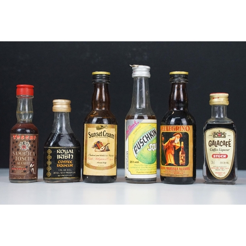 437 - Alcohol - Collection of alcohol miniatures (1 box)