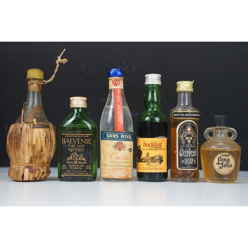 437 - Alcohol - Collection of alcohol miniatures (1 box)