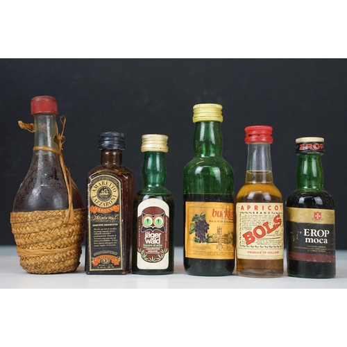 437 - Alcohol - Collection of alcohol miniatures (1 box)