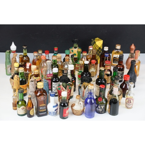 439 - Alcohol - Collection of alcohol miniatures (1 box)