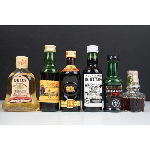 439 - Alcohol - Collection of alcohol miniatures (1 box)