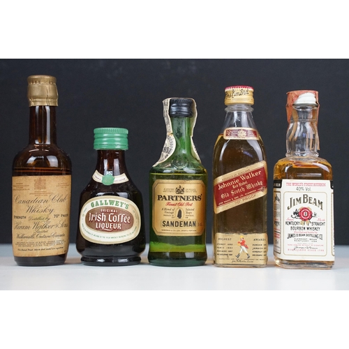 439 - Alcohol - Collection of alcohol miniatures (1 box)