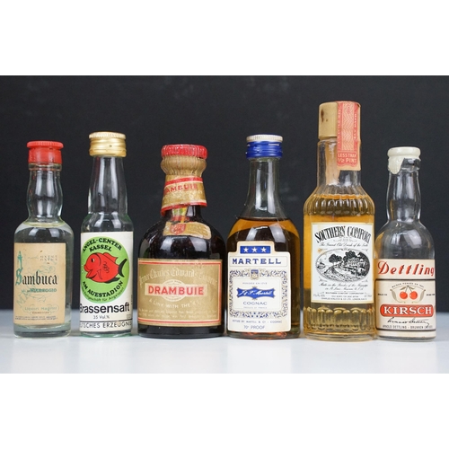 439 - Alcohol - Collection of alcohol miniatures (1 box)