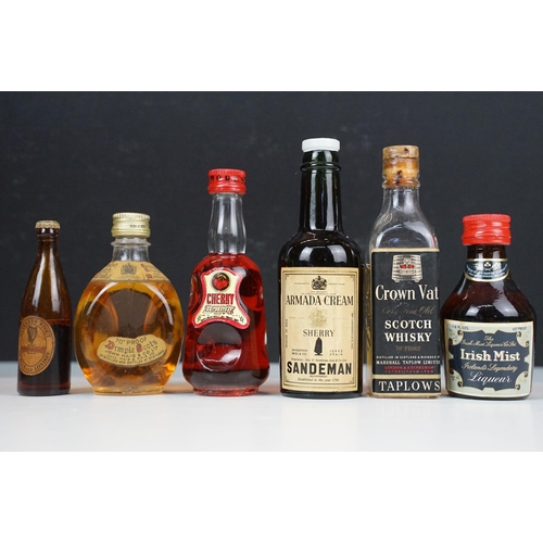 439 - Alcohol - Collection of alcohol miniatures (1 box)